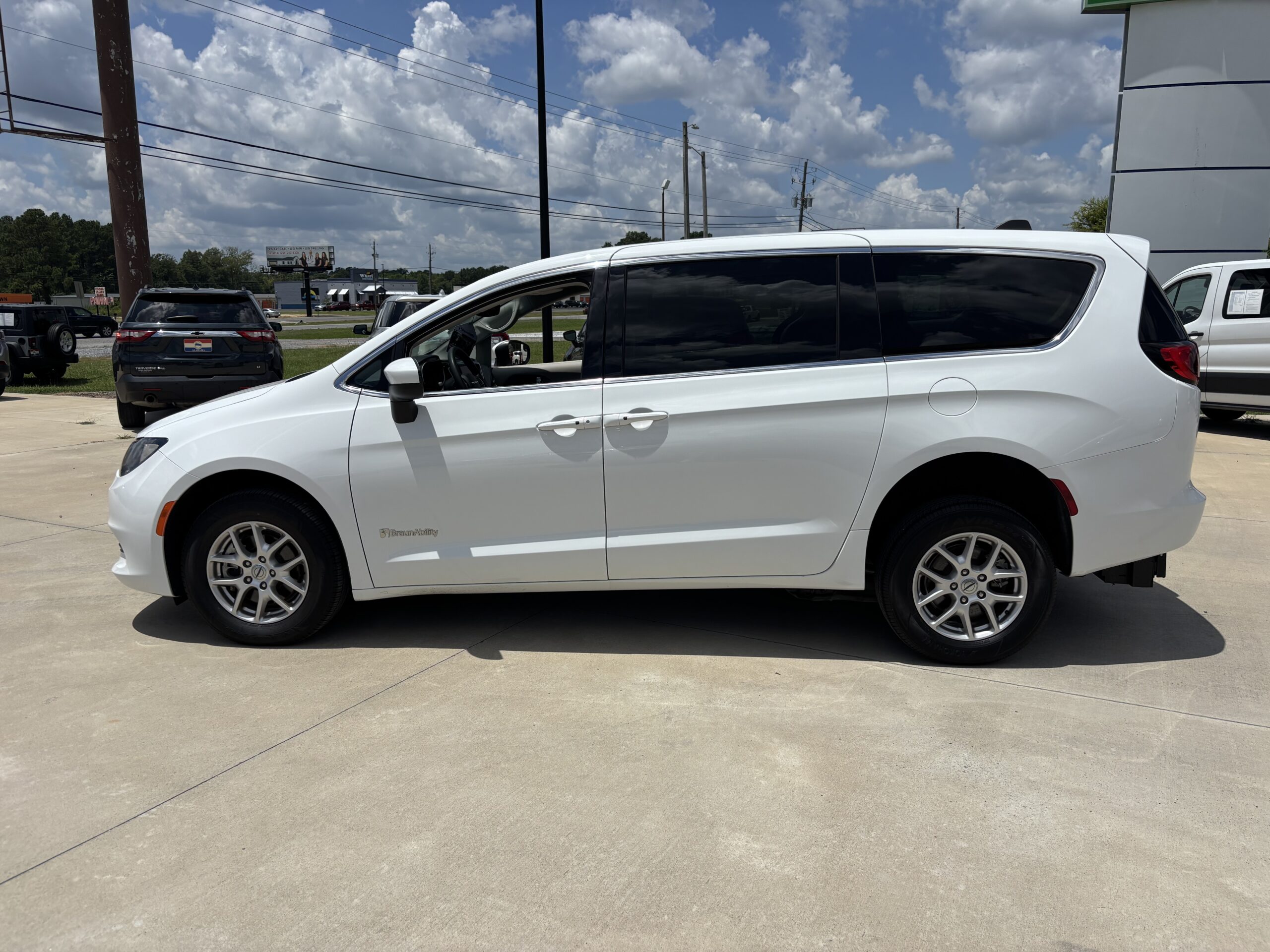 2023 CHRYSLER VOYAGER LX