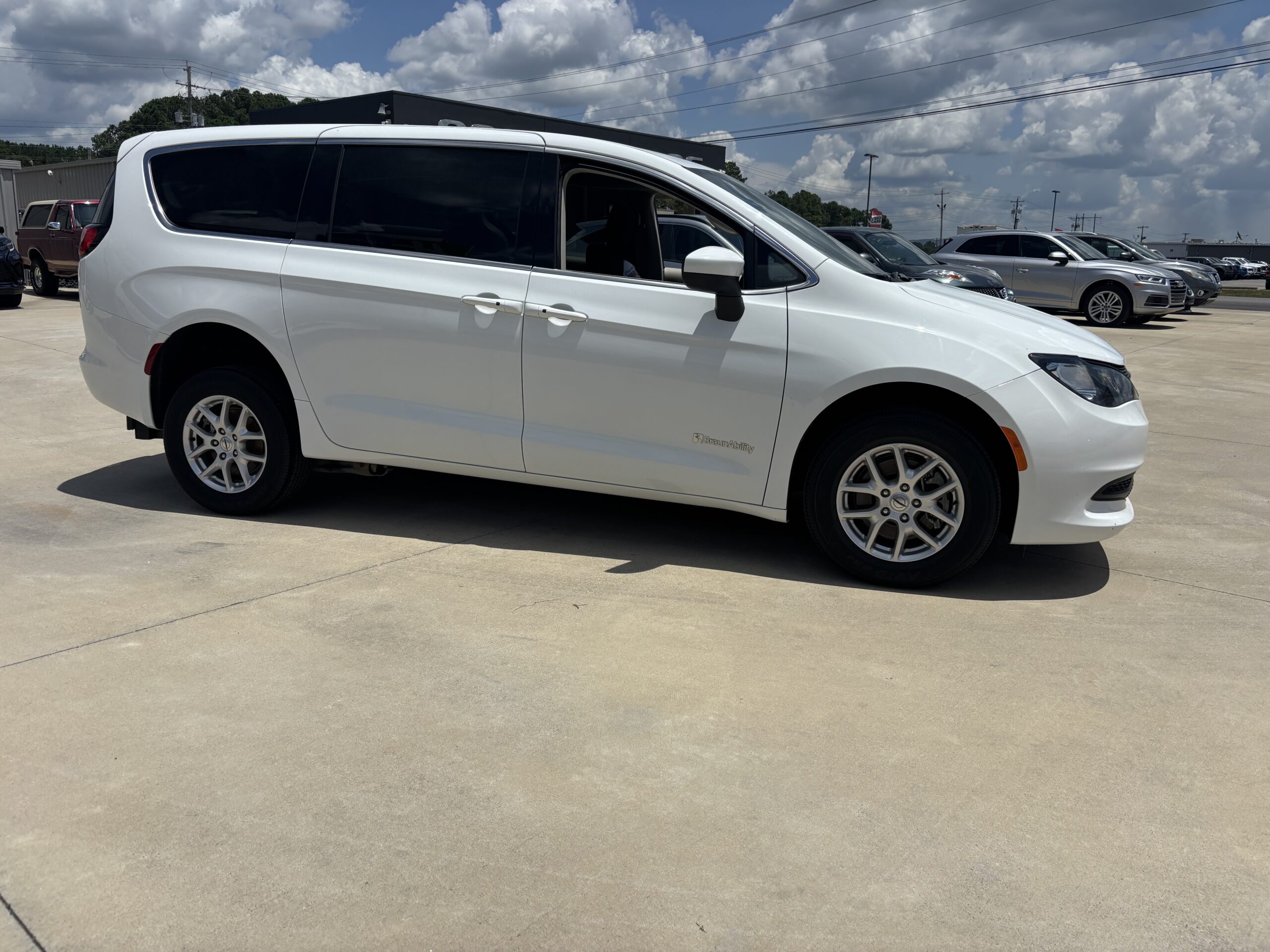 2023 CHRYSLER VOYAGER LX